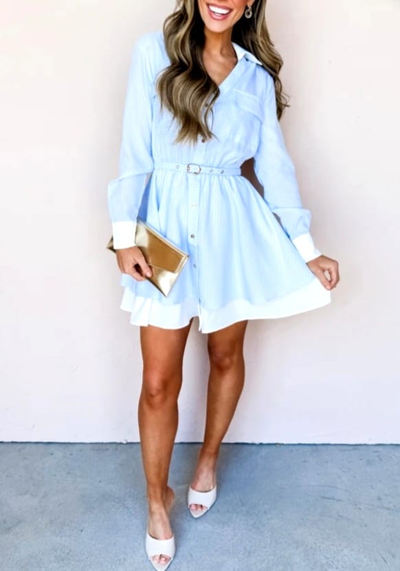 VESTIDO CORTO AZUL CIELO RALLADO CON FILO BLANCO.